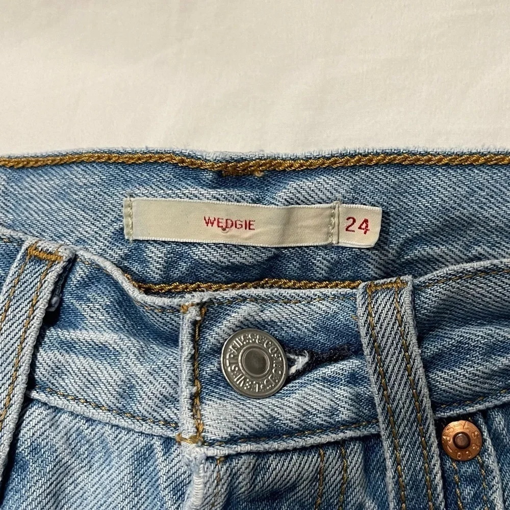 Levi’s Wedgie Lightwash Distressed Jeans Size 24 - Picture 5 of 9